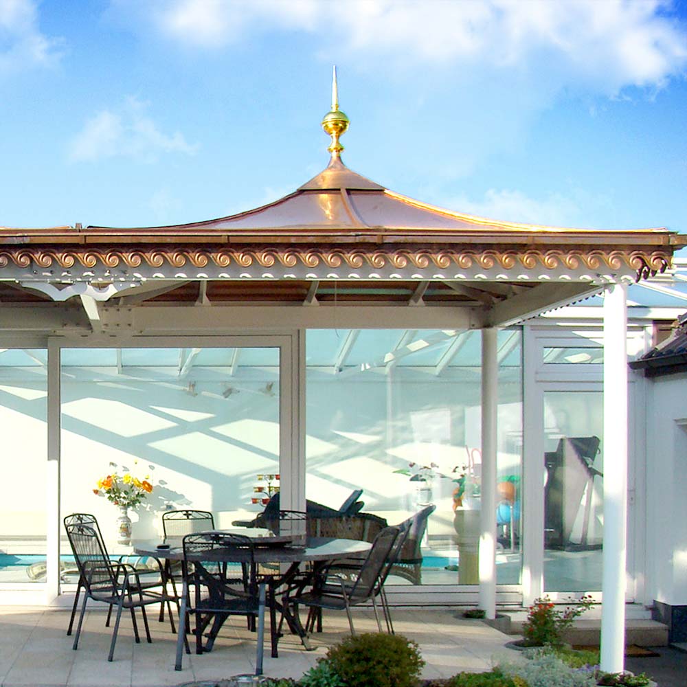 Moderner Pavillon aus Stahl mit geschwungenem Kupferdach